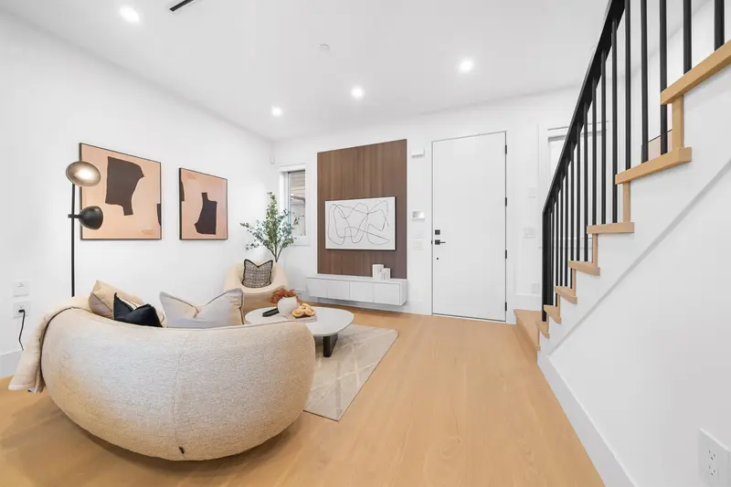 2609 DUNDAS STREET - photo 2 of 20