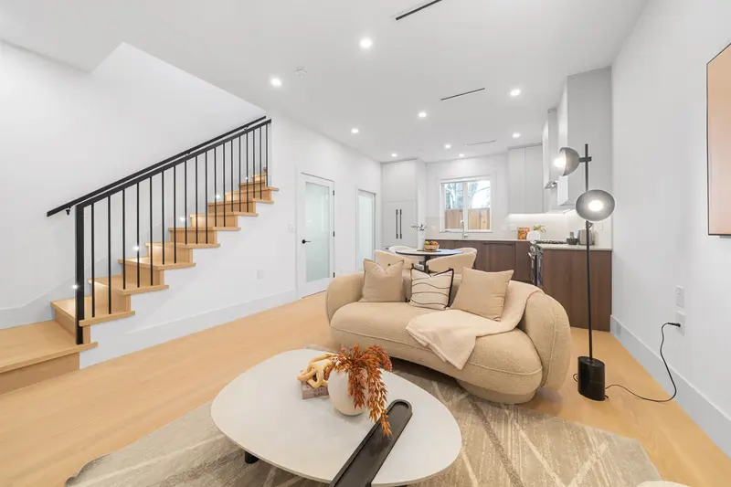 2609 DUNDAS STREET - photo 3 of 20