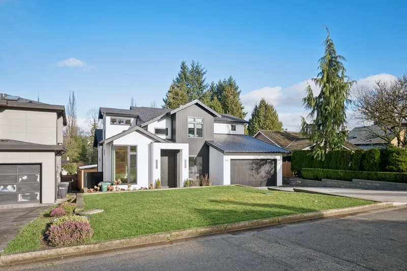 7961 BURNFIELD CRESCENT - photo 1 of 25