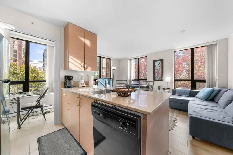 502 909 MAINLAND STREET - photo 2 of 25