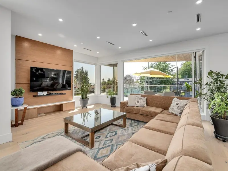 1126 STEVENS STREET - photo 4 of 25