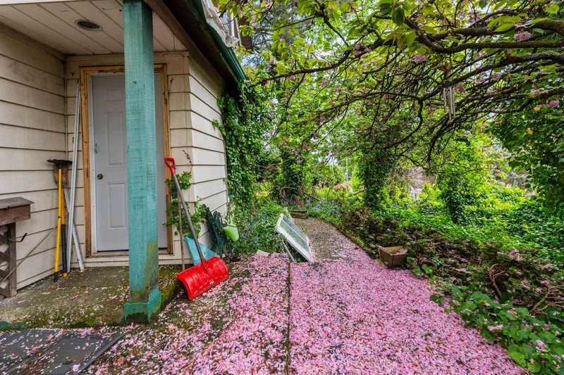 451 E EIGHTH AVENUE - photo 4 of 19