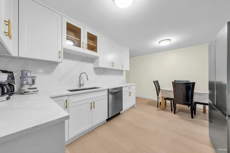 1382 SUTHERLAND AVENUE - photo 4 of 25