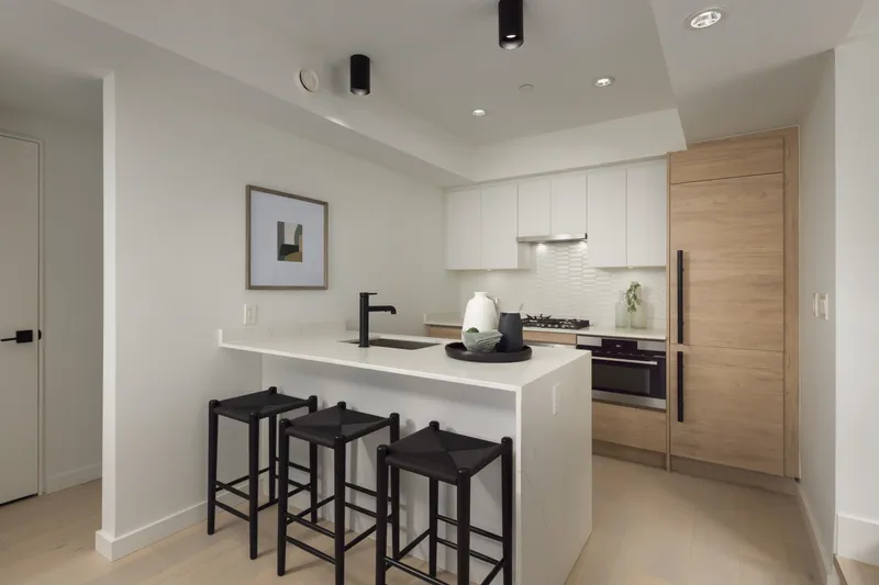 529 E 6TH AVENUE - photo 4 of 25