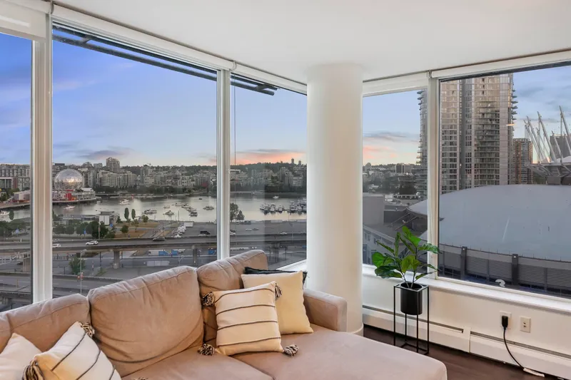 1802 688 ABBOTT STREET - photo 3 of 25