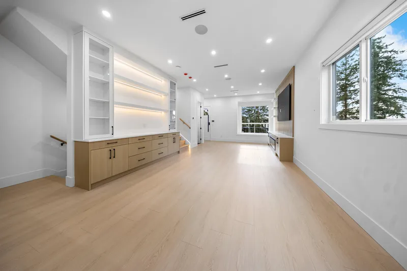 16471 20 AVENUE - photo 4 of 25