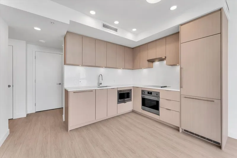 1212 13675 107A AVENUE - photo 2 of 20