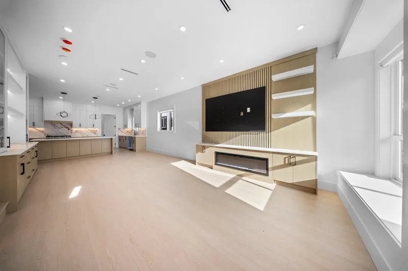 16473 20 AVENUE - photo 2 of 25