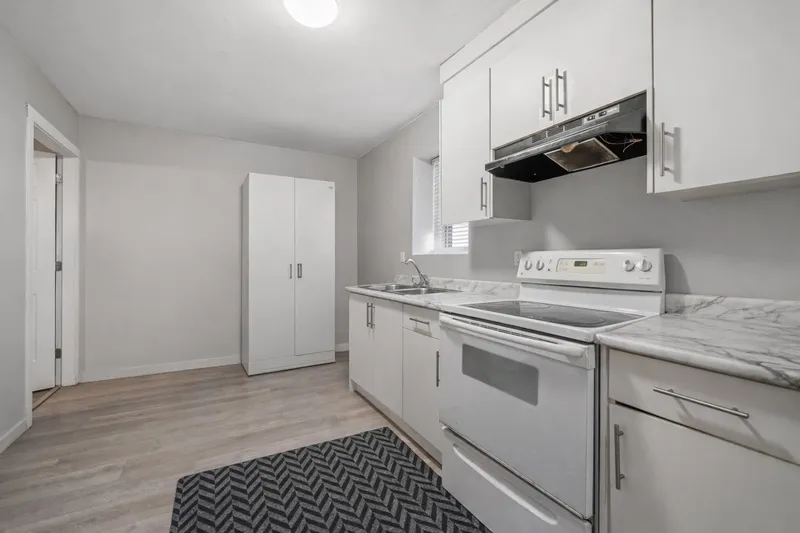 13131 92 AVENUE - photo 4 of 11