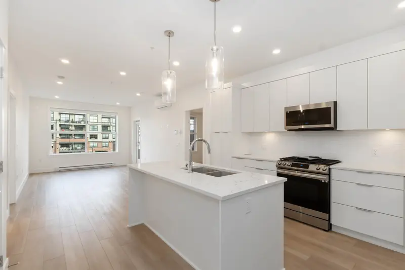 415 22633 SELKIRK AVENUE - photo 3 of 25