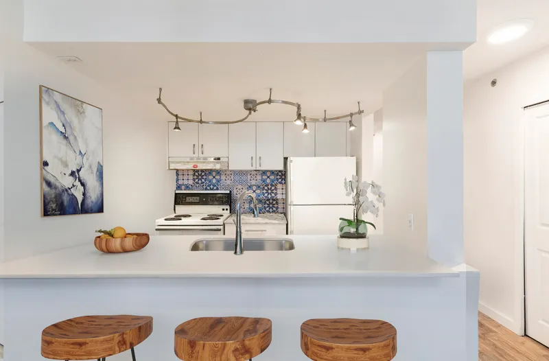 1004 789 DRAKE STREET - photo 4 of 25