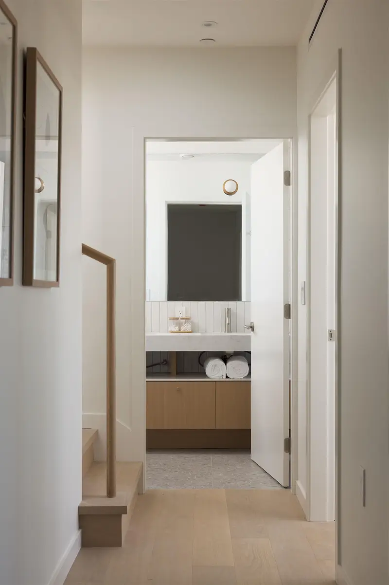 1 2915 E 5TH AVENUE - photo 4 of 7