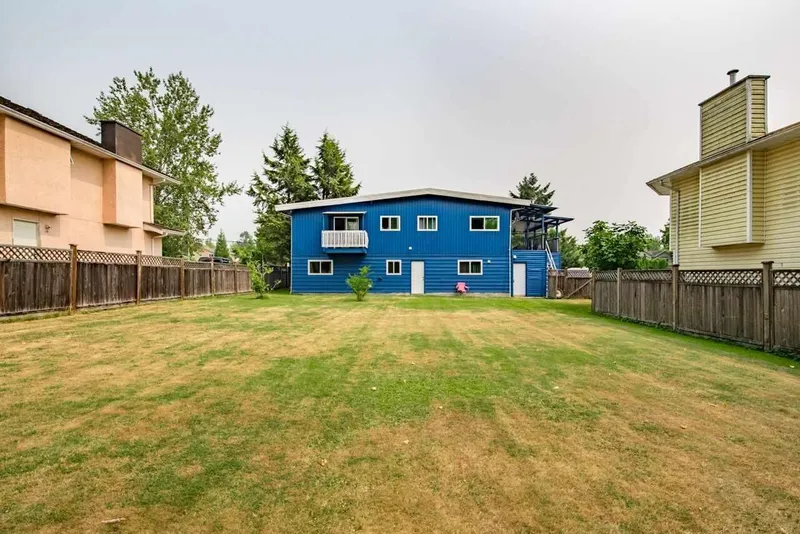 8997 144 STREET - photo 3 of 4