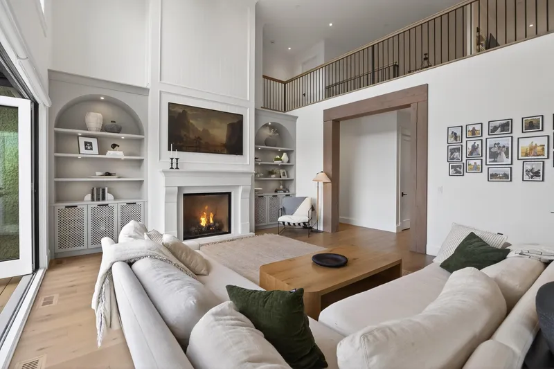 20055 2 AVENUE - photo 4 of 25