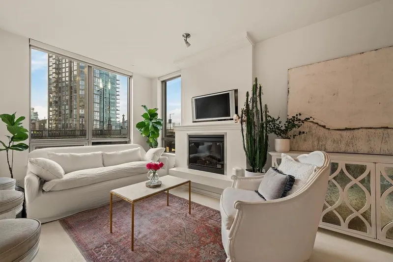 601 1005 BEACH AVENUE - photo 2 of 25