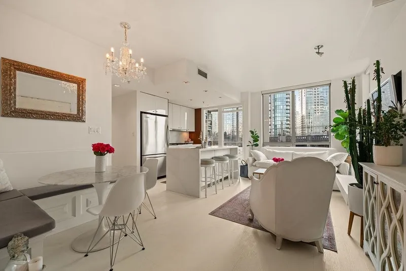 601 1005 BEACH AVENUE - photo 4 of 25