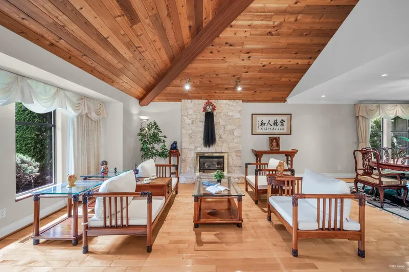 11681 SUMMIT CRESCENT - photo 4 of 25