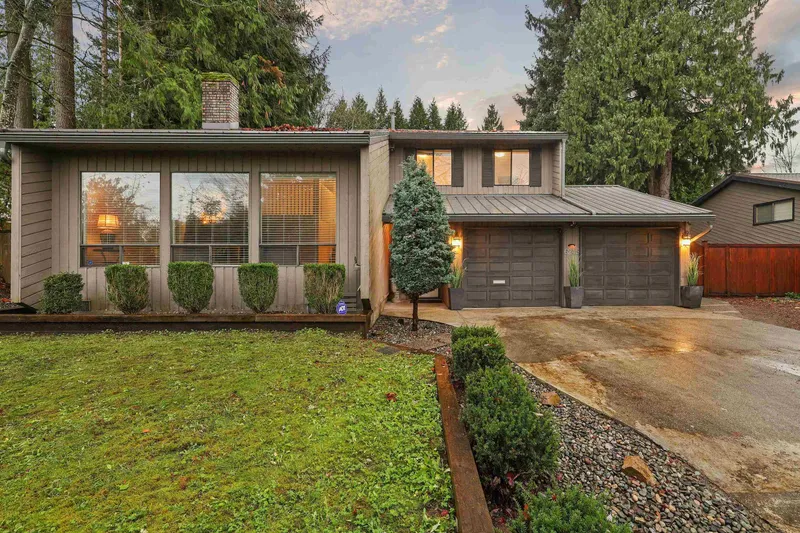 6245 152A STREET - photo 2 of 25