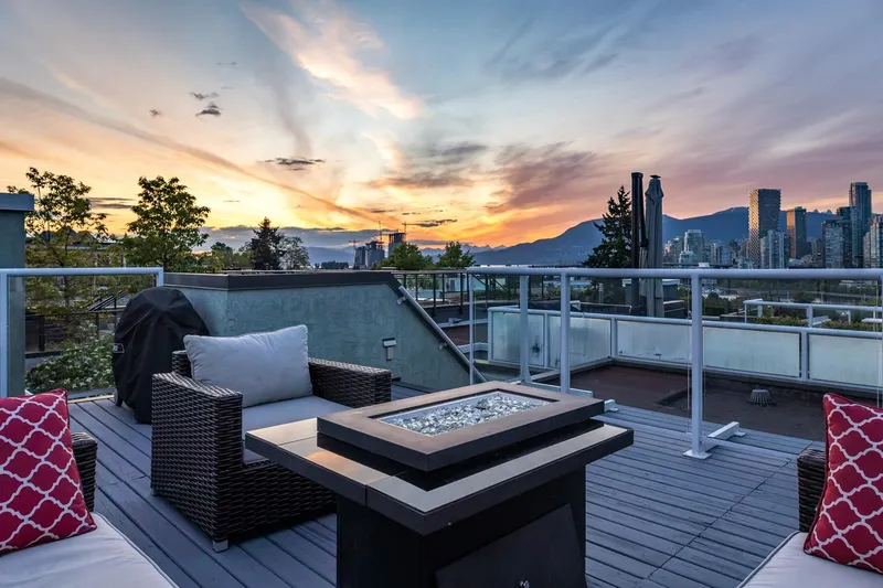 2391 OAK STREET - photo 1 of 25