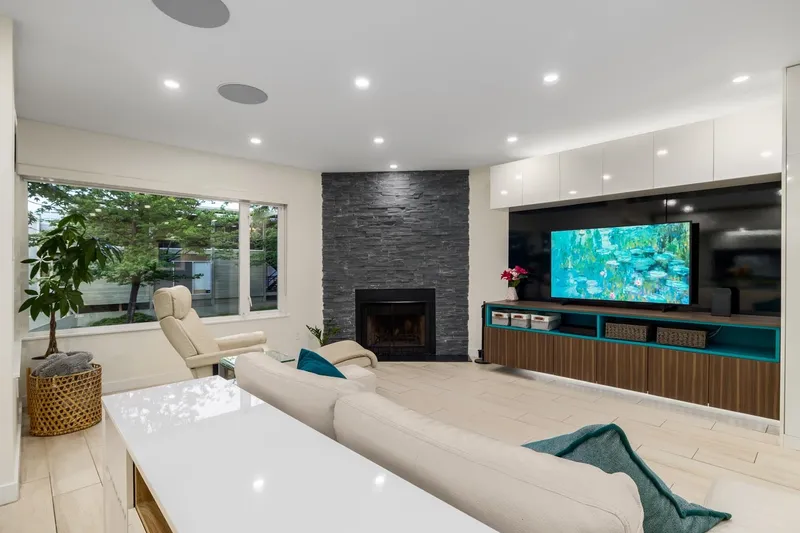 2391 OAK STREET - photo 4 of 25