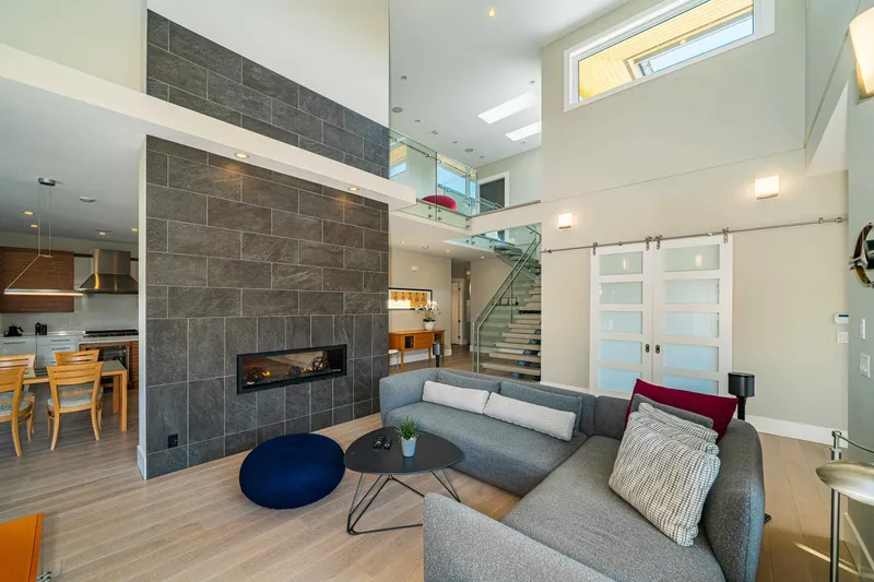 10960 ROSECROFT CRESCENT - photo 3 of 25