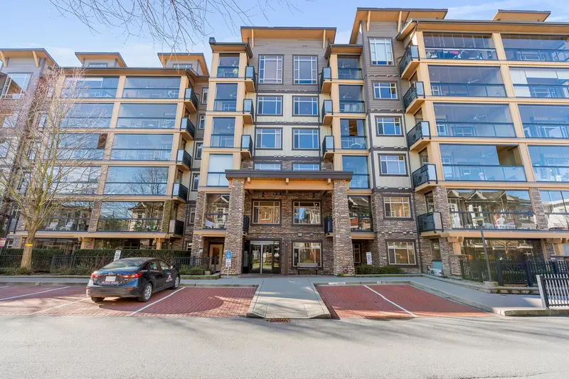 432 8067 207 STREET - photo 2 of 25