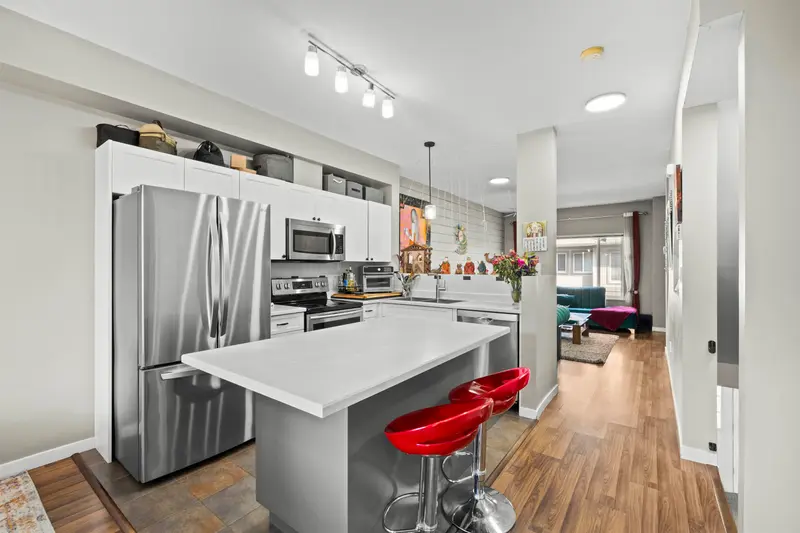 38 18701 66 AVENUE - photo 2 of 25