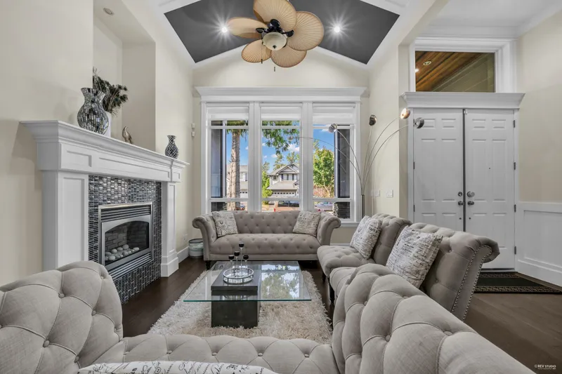 14490 58 AVENUE - photo 2 of 23