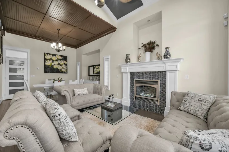 14490 58 AVENUE - photo 3 of 23