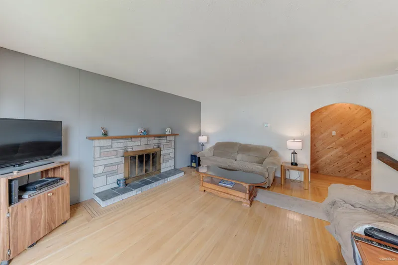 10122 127B STREET - photo 4 of 25