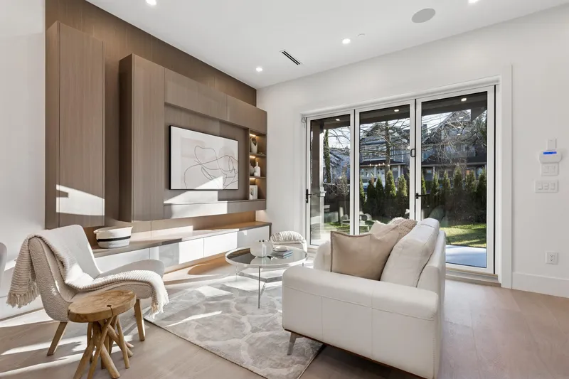 1 847 E 10 AVENUE - photo 3 of 25