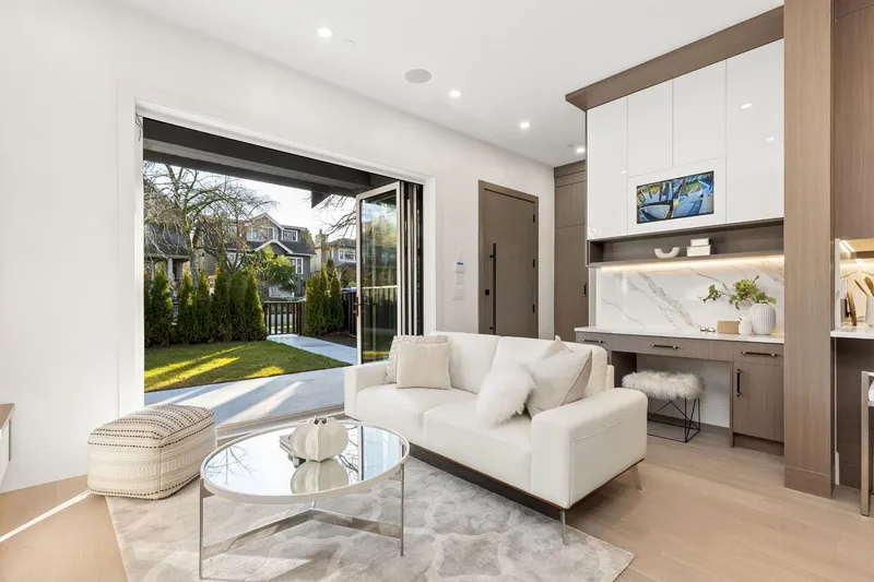 1 847 E 10 AVENUE - photo 4 of 25