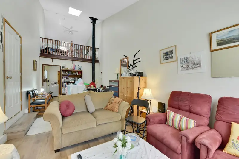 15835 RUSSELL AVENUE - photo 4 of 25