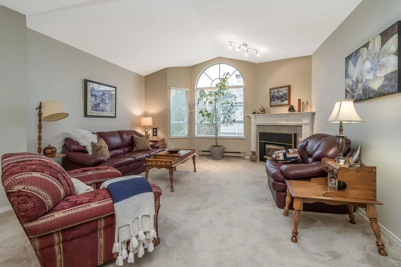 216 13895 102 AVENUE - photo 4 of 25