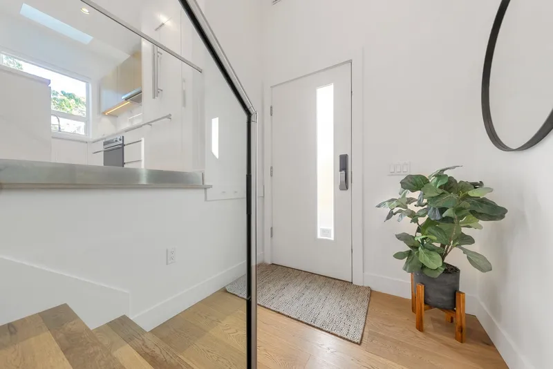 2431 W BROADWAY - photo 4 of 25