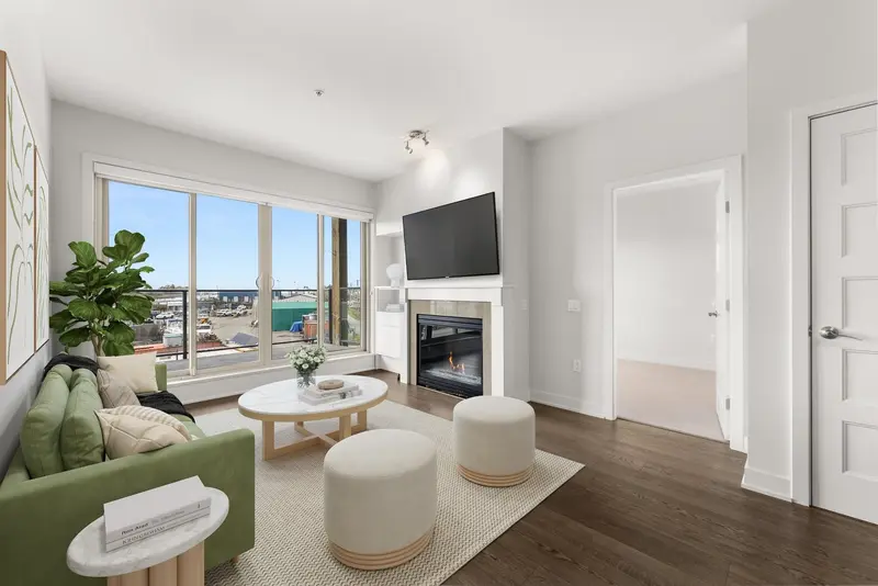 209 6160 LONDON ROAD - photo 2 of 25