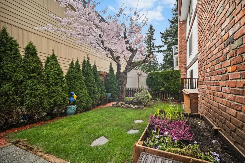 101 1331 FOSTER STREET - photo 4 of 25