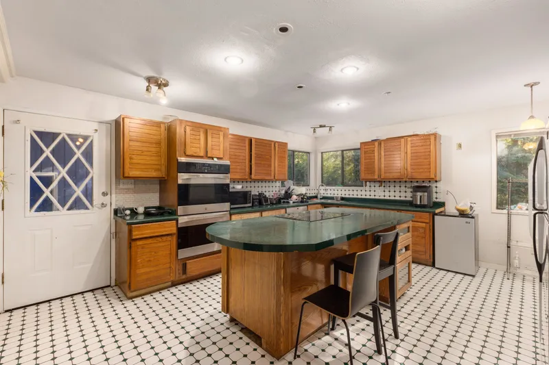 5280 SPERLING AVENUE - photo 4 of 24