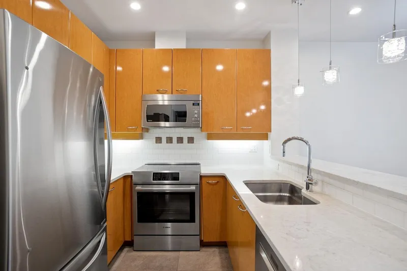 210 2028 W 11 AVENUE - photo 3 of 16