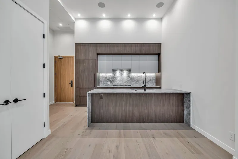 5105 2186 GILMORE AVENUE - photo 1 of 25