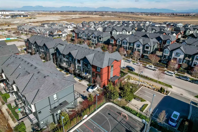 111 4662 HEMLOCK WAY - photo 2 of 25