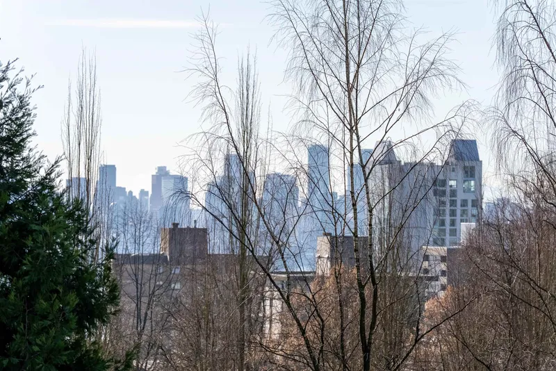 202 108 E 8TH STREET - photo 2 of 25