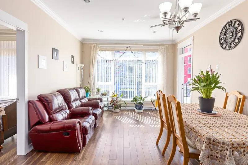 219 6888 ROYAL OAK AVENUE - photo 4 of 25