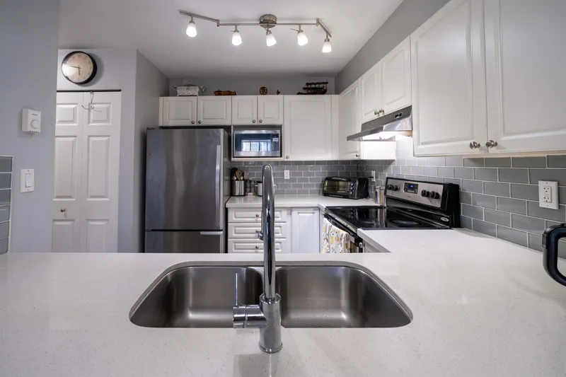 305 13733 74 AVENUE - photo 3 of 23