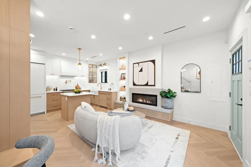 2791 W 21ST AVENUE - photo 4 of 25