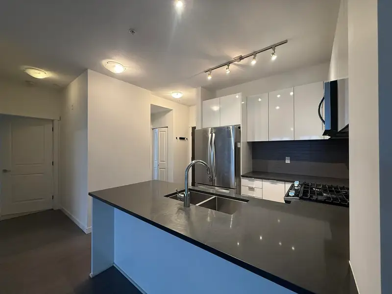 302 15137 33 AVENUE - photo 1 of 9