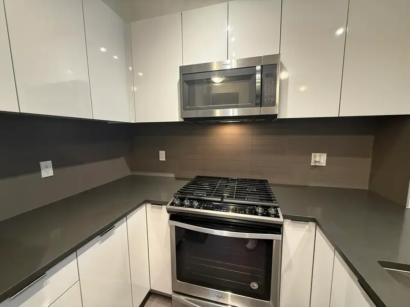 302 15137 33 AVENUE - photo 2 of 9