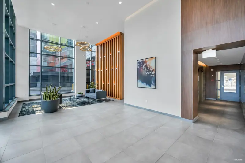 612 8160 MCMYN WAY - photo 3 of 25