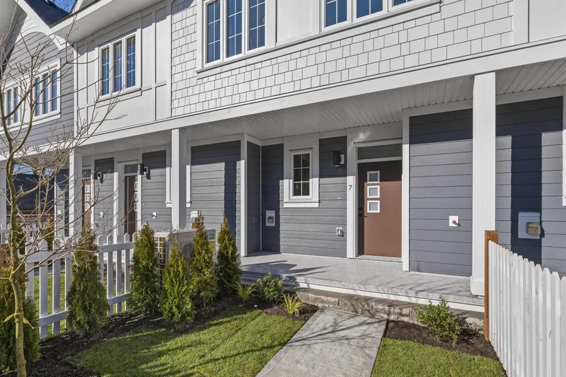 7 2808 ST. GEORGE STREET - photo 3 of 25