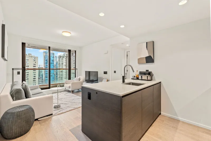 1304 1482 ROBSON STREET - photo 2 of 25